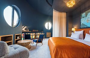 Zorba&Bond Hotel on the 8th
