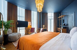 Zorba&Bond Hotel on the 8th