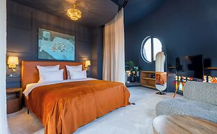 Zorba&Bond Hotel on the 8th