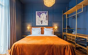 Zorba&Bond Hotel on the 8th