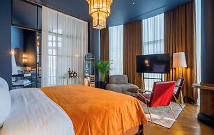 Zorba&Bond Hotel on the 8th
