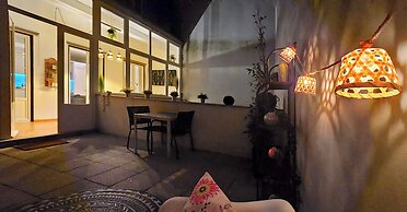 Frs002 Floresold Town: Elegant Studio W/ Patio