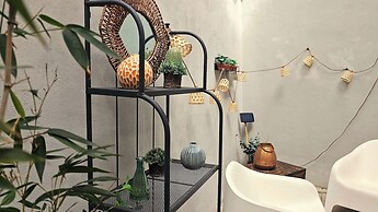Frs002 Floresold Town: Elegant Studio W/ Patio