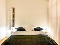 Bucks4 Fantastic 1BD + 1 Triplex Next to Ribeira