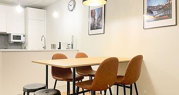 Bucks4 Fantastic 1BD + 1 Triplex Next to Ribeira