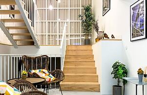 Bucks4 Fantastic 1BD + 1 Triplex Next to Ribeira