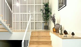 Bucks4 Fantastic 1BD + 1 Triplex Next to Ribeira