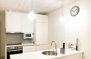Bucks4 Fantastic 1BD + 1 Triplex Next to Ribeira