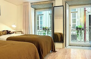 Bucks4 Fantastic 1BD + 1 Triplex Next to Ribeira
