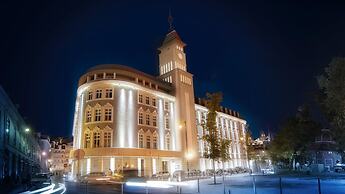 Gary01 Exclusive Top Floor 2BD by the Timeout Market