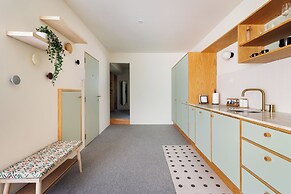 Alegr3 · Trendy & Charming Apartment