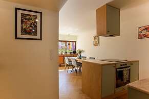 Alegr0 · 60s Chic Central Apartment w/ Garden