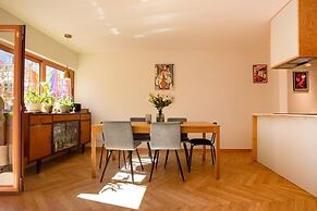 Alegr0 · 60s Chic Central Apartment w/ Garden