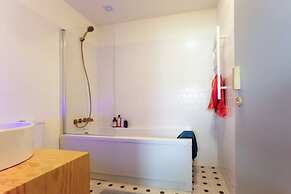 Alegr0 · 60s Chic Central Apartment w/ Garden