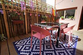 Alegr0 · 60s Chic Central Apartment w/ Garden