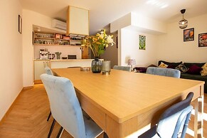 Alegr0 · 60s Chic Central Apartment w/ Garden