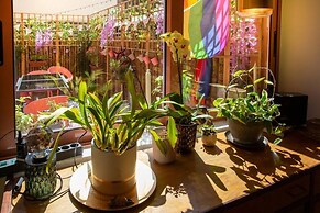 Alegr0 · 60s Chic Central Apartment w/ Garden