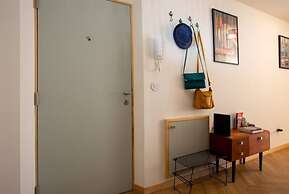 Alegr0 · 60s Chic Central Apartment w/ Garden