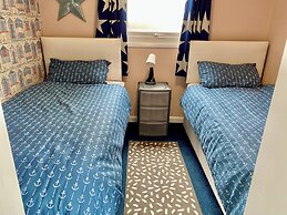 Large 3 bed Chalet -sleeps 6- dog Friendly- Garden