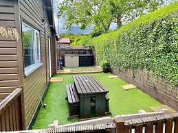 Large 3 bed Chalet -sleeps 6- dog Friendly- Garden