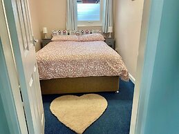 Large 3 bed Chalet -sleeps 6- dog Friendly- Garden