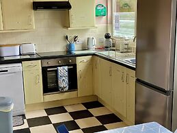 Large 3 bed Chalet -sleeps 6- dog Friendly- Garden