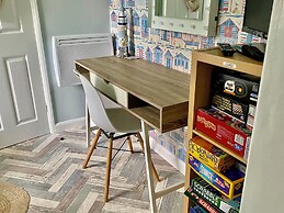 Large 3 bed Chalet -sleeps 6- dog Friendly- Garden