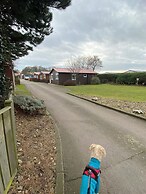 Large 3 bed Chalet -sleeps 6- dog Friendly- Garden