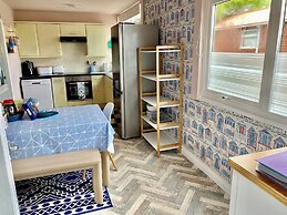 Large 3 bed Chalet -sleeps 6- dog Friendly- Garden