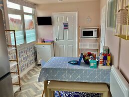 Large 3 bed Chalet -sleeps 6- dog Friendly- Garden