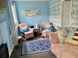 Large 3 bed Chalet -sleeps 6- dog Friendly- Garden