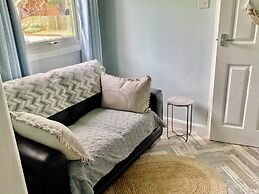 Large 3 bed Chalet -sleeps 6- dog Friendly- Garden