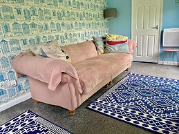 Large 3 bed Chalet -sleeps 6- dog Friendly- Garden