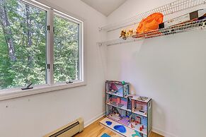 BBQ Ready: Quiet Connecticut Retreat w/ Fire Pit