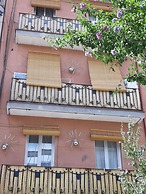 Fira POP 2 Modern Balcony by Myrentalhost