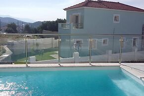 Luxury Holiday Home 4 Bedroom Villa in Paleokastro