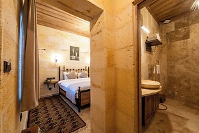 Library Cave Hotel