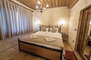 Library Cave Hotel