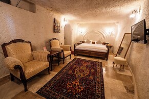 Library Cave Hotel