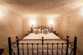 Library Cave Hotel