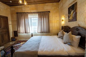 Library Cave Hotel