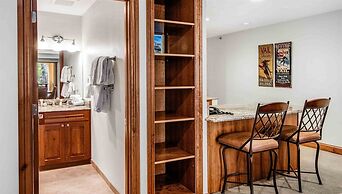 Ski In, Ski Out 1 Bedroom at the Eagle Bahn Gondola in Lionshead