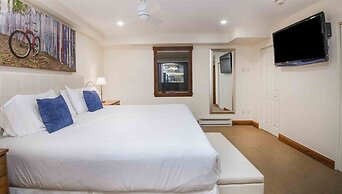 Ski In, Ski Out 1 Bedroom at the Eagle Bahn Gondola in Lionshead