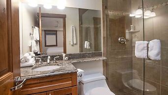 Ski In, Ski Out 1 Bedroom at the Eagle Bahn Gondola in Lionshead