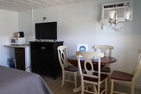 Mainsail Motel & Cottages