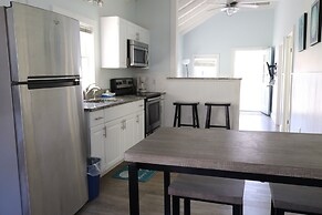 Mainsail Motel & Cottages