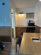 Mainsail Motel & Cottages