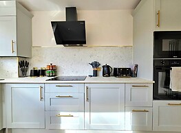 Modern Gem with free parking