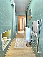 Modern Gem with free parking