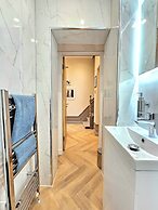 Modern Gem with free parking